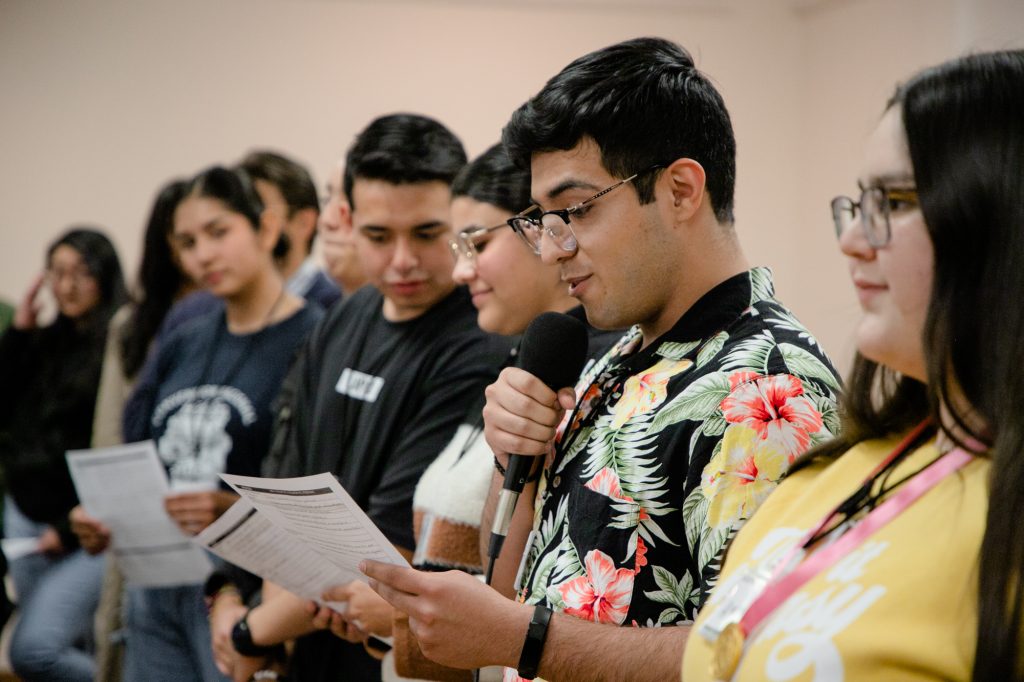 Jóvenes en actividad Voces Readi